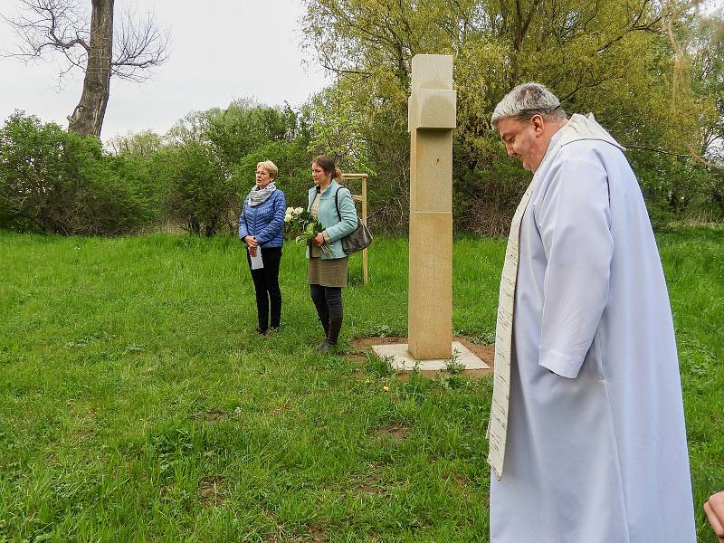 Svěcení kříže na louce v Hlízově.