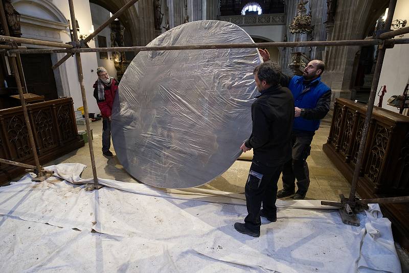 Instalování restaurovaných oltářních obrazů Petra Brandla a F.X. Palka v kostele sv. Jakuba, Kutná Hora, 31. ledna 2023.