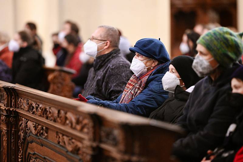 Z adventního koncertu studentů Církevního gymnázia v Kutné Hoře v sedlecké katedrále Nanebevzetí Panny Marie a svatého Jana Křtitele.