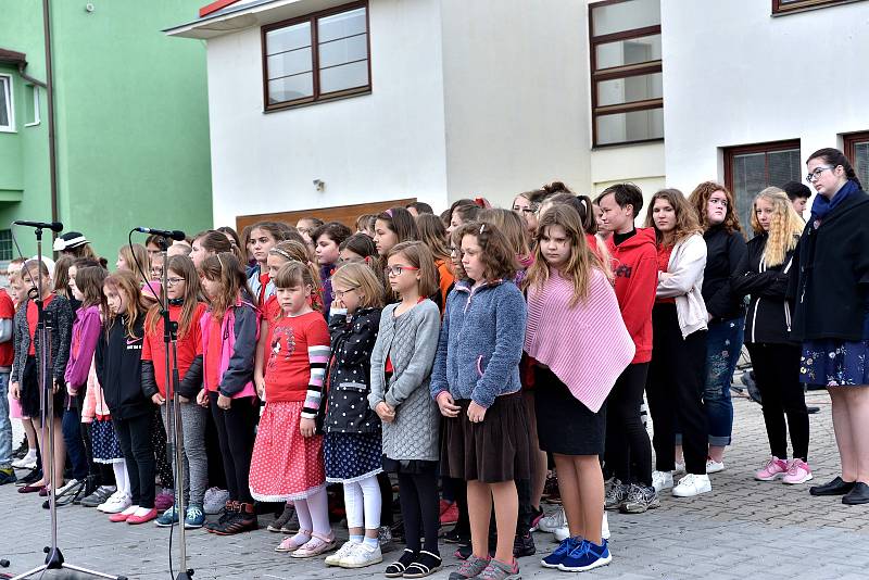 Prvomájový koncert pořádala Základní umělecká škola Uhlířské Janovice.