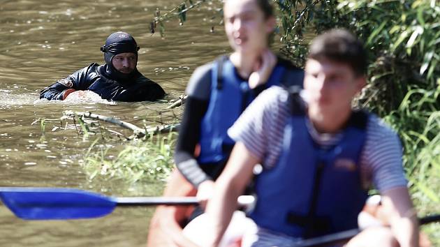 Policejní pátrání po dvou pohřešovaných mladících u jezu na řece Sázavě mezi Otryby a Soběšínem.