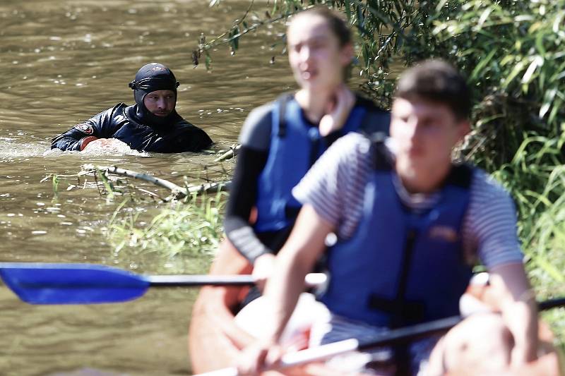 Policejní pátrání po dvou pohřešovaných mladících u jezu na řece Sázavě mezi Otryby a Soběšínem.