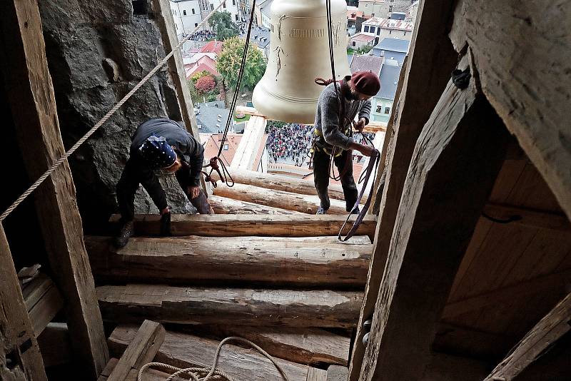 Po tři čtvrtě století je ve zvonici kostela sv. Jakuba znovu zvon.
