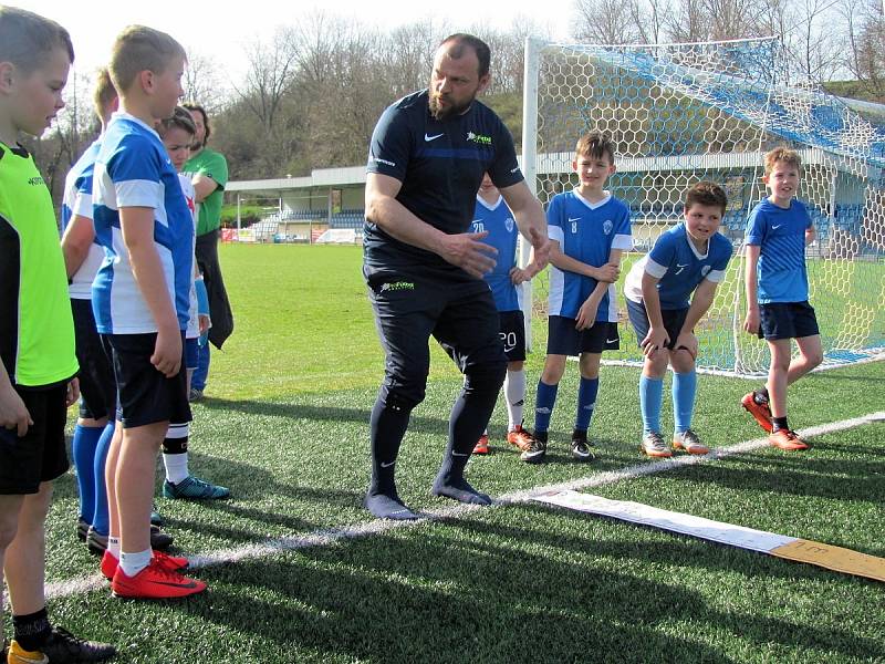 Z testování mladých fotbalistů v Čáslavi za účasti bývalého reprezentanta Tomáše Ujfalušiho.