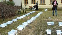 Lidé hned po otevření hřbitova knih na zahradě kutnohorské knihovny začali zachraňovat jednotlivé publikace.