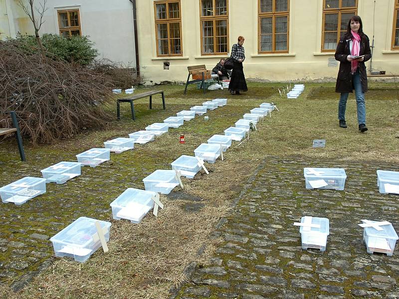 Lidé hned po otevření hřbitova knih na zahradě kutnohorské knihovny začali zachraňovat jednotlivé publikace.