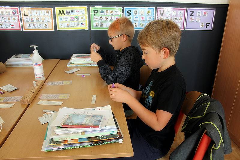 Také na Základní škole Kamenná stezka v Kutné Hoře začal první školní den testováním žáků na covid.