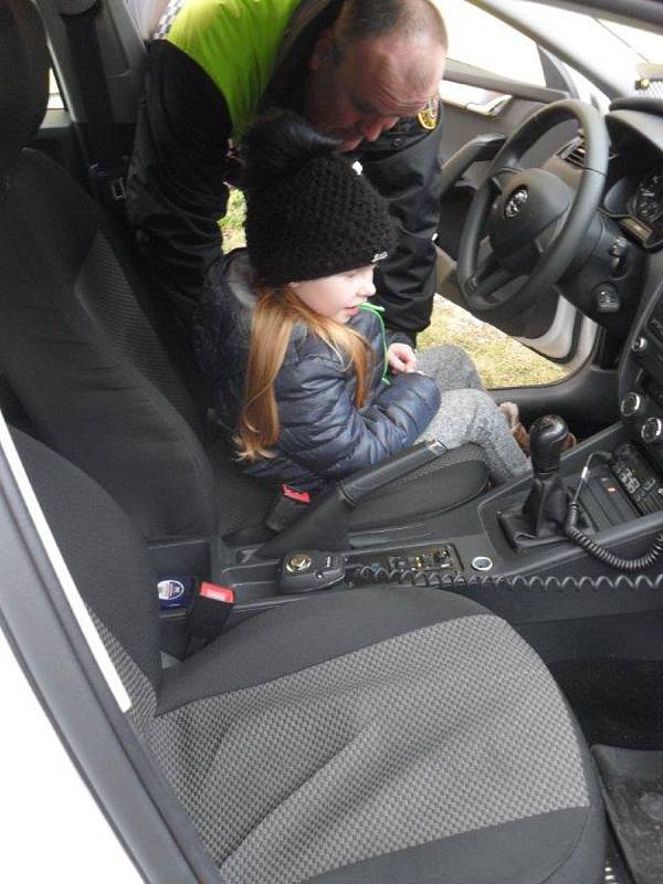 Policisté si připravili pro mateřinku poučnou besedu.