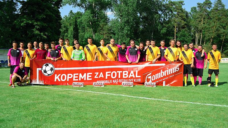 Semifinále středočeské Ligy mistrů OFS 2021 mezi domácím Sokolem Kaňk (ve fialovém) proti Slavii Velký Borek.
