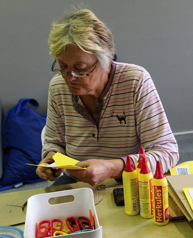 Seniorky si vyrobily v kutnohorské knihovně betlém.