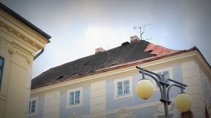 Bouřka, která řádila v Kutné Hoře nejvíce poškozovala střechy.