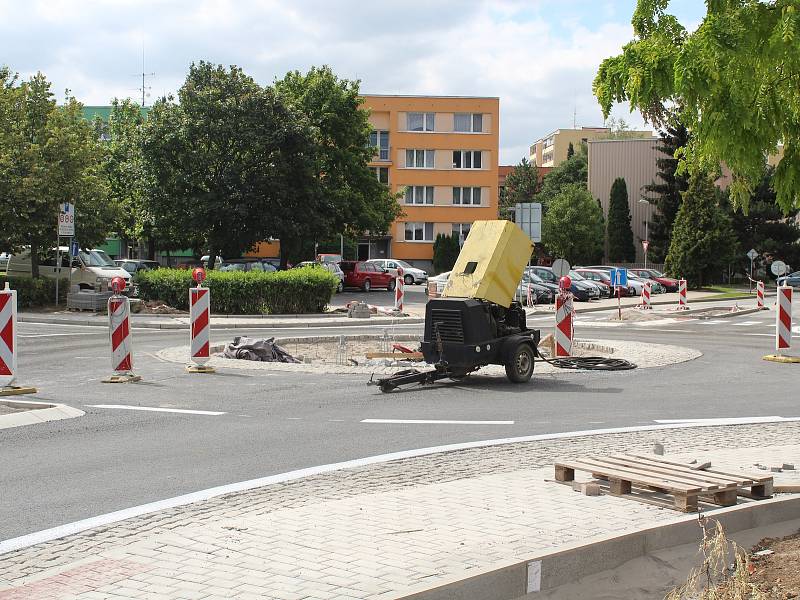 Nové retail centrum v Kutné Hoře roste jako z vody.