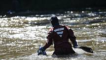 Policejní pátrání po dvou pohřešovaných mladících u jezu na řece Sázavě mezi Otryby a Soběšínem.