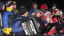 Dětský pěvecký sbor vystoupil s pásmem vánočních písní na zbraslavickém náměstí.