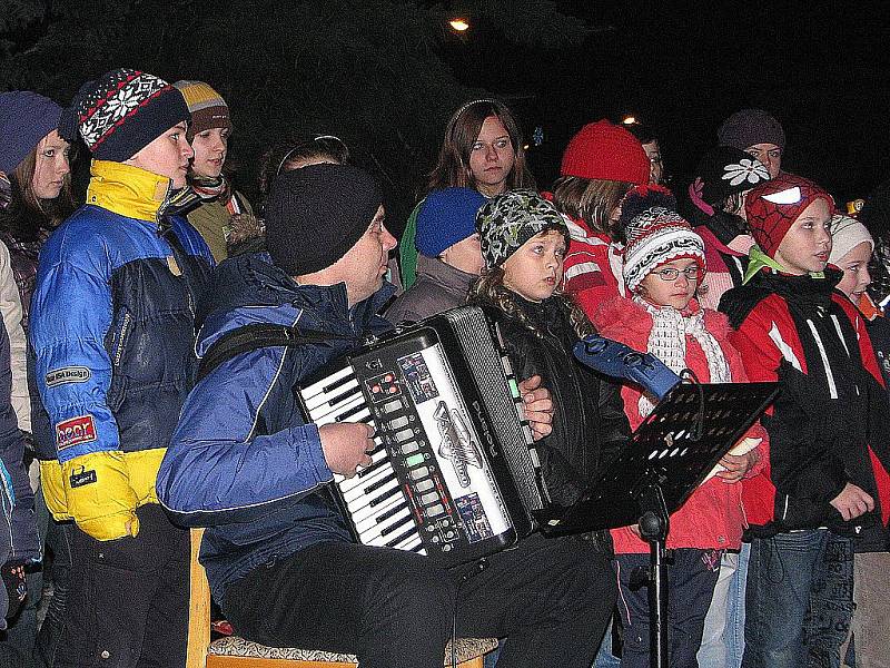 Dětský pěvecký sbor vystoupil s pásmem vánočních písní na zbraslavickém náměstí.