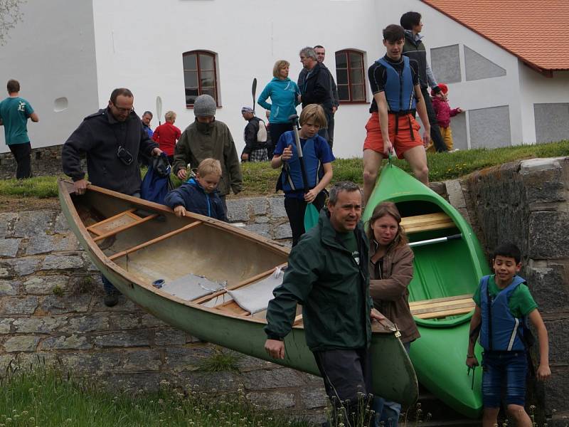 Vodácký festival zahájila Retro plavba po Sázavě