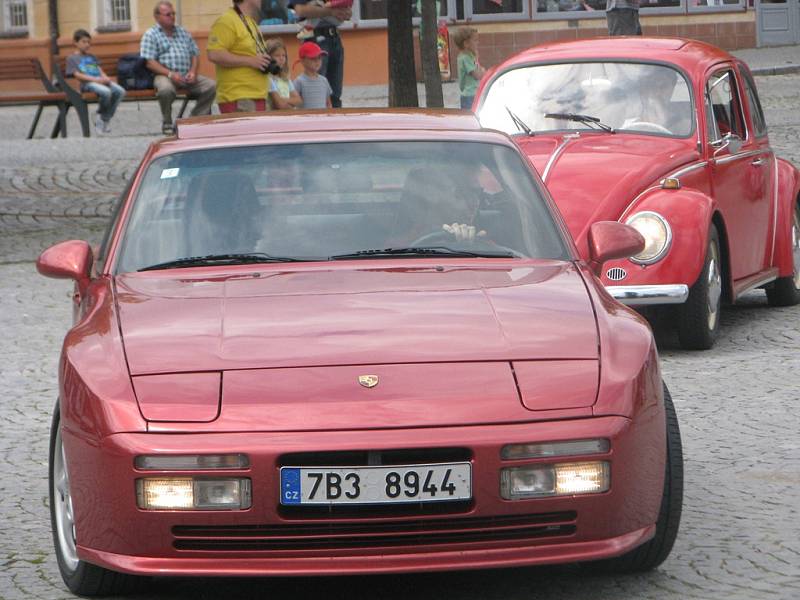 Desátý letní sraz vozidel značky Porsche a jejich řidičů v Čáslavi 21. července 2012.