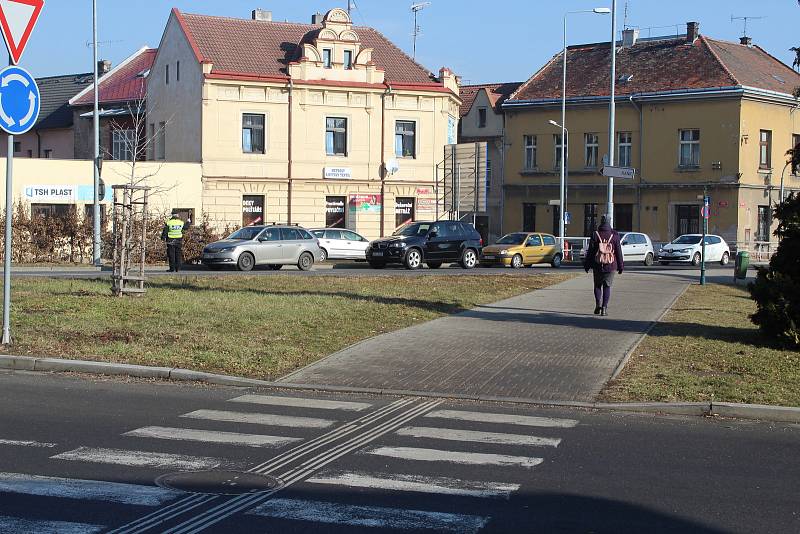 Dopravní nehoda na kruhovém objezdu u kláštera řádu svaté Voršily v Kutné Hoře.