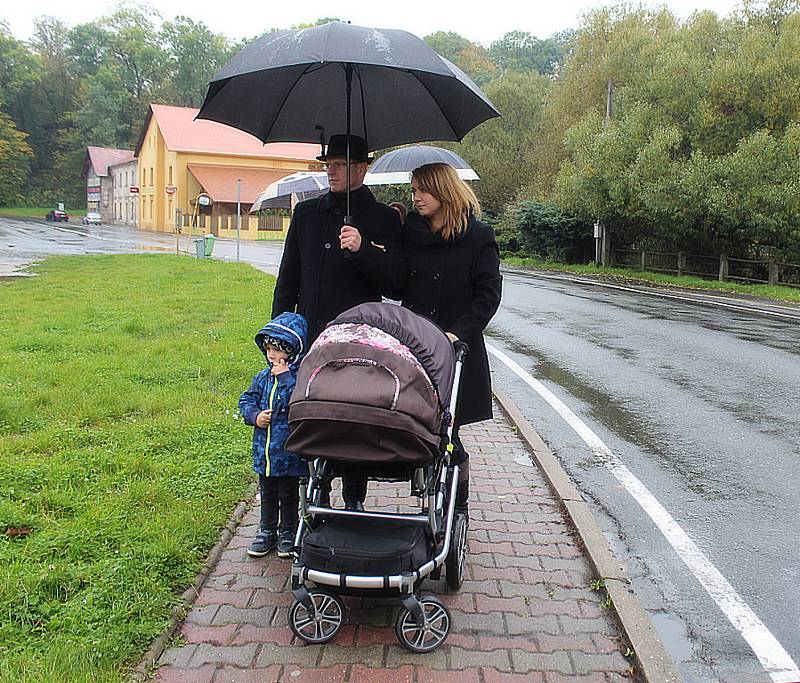 Lékaři ve Žlebech symbolicky pohřbili české ambulantní lékařství.