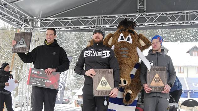 Spartan Tomáš Tvrdík (uprostřed) při vyhlášení Winter Spartan Race na Dolní Moravě, 14. ledna 2017.