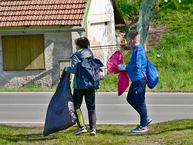 Do akce Ukliďme svět, ukliďme Čáslav se v sobotu 24. dubna 2021 zapojily mládežnické týmy FK Čáslav.