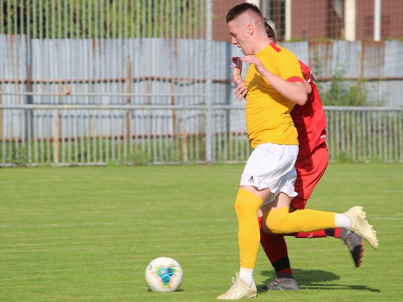 Fotbalový přátelský zápas: FK Uhlířské Janovice - TJ Sokol Červené Janovice 7:1 (2:0).