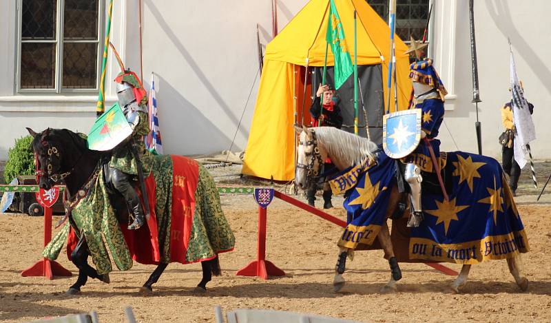 Turnaj královských rytířů na koních.