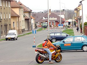 Křižovatka čtyř ulic na příjezdu do centra Čáslavi je kvůli stavbě kruhového objezdu uzavřena.