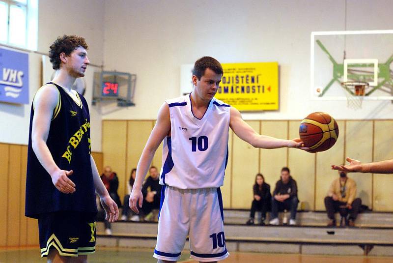 Druhý zápas basketbalového semifinále KP1: Kutná Hora - Benešov B, 11. dubna 2010.