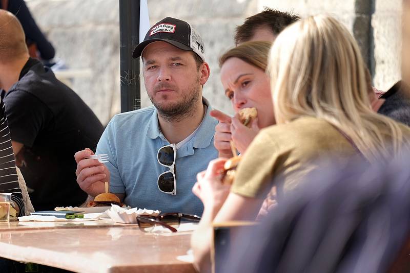 Téměř patnáct stovek milovníků dobrého jídla se vydalo v sobotu 1. dubna do Kutné Hory na I. Kutnohorský Mini Street Food Festival na terase Vily U Varhanáře.