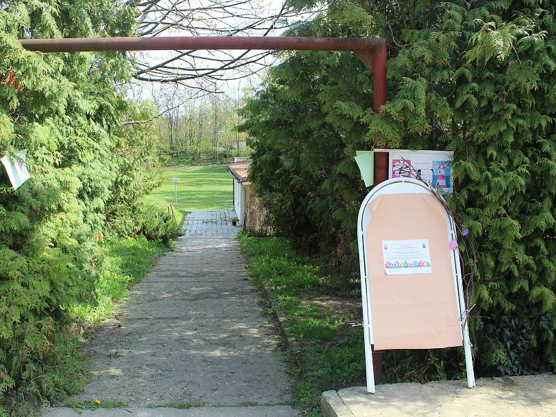 Vstup na velikonoční výstavu pořádanou Střediskem A+D v prostorách charitního obchůdku v Puškinské ulici v Kutné Hoře.