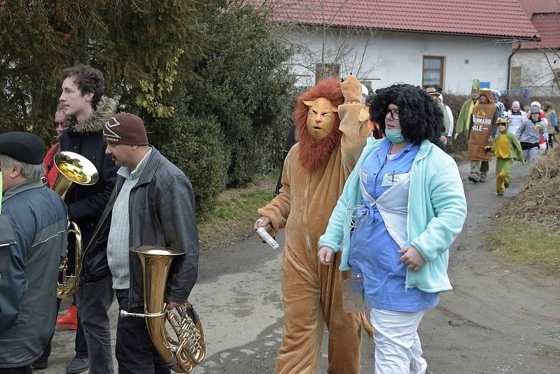 V Hněvkovicích bylo od sobotního rána zakázané se hněvat a přikázané se bavit. Procházel tudy totiž průvod masek.