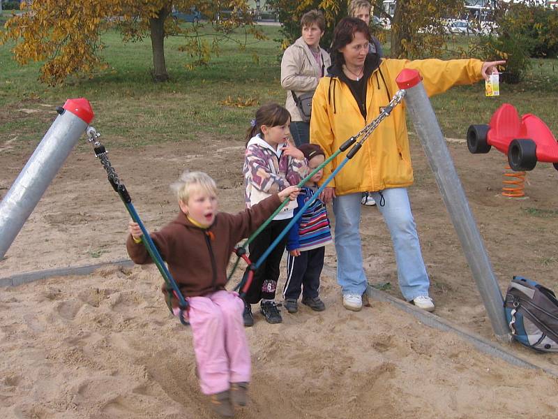 Na dětském hřišti ve Zruči nad Sázavou.