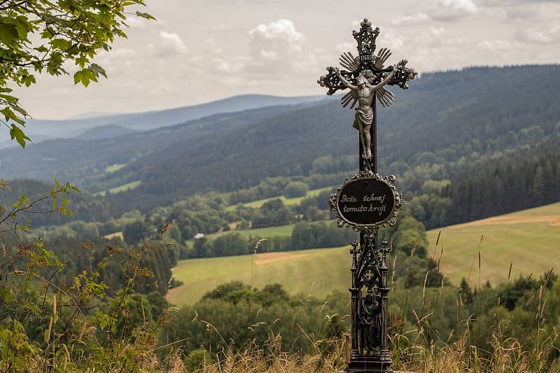 Kříž s nápisem Bože žehnej tomuto kraji.