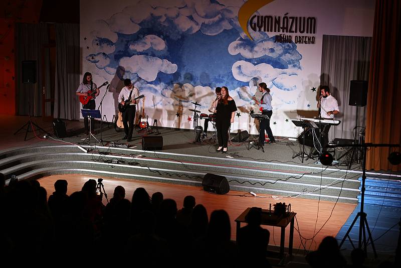 Ze třetího ročníku charitativního 'Koncertu pro Terezku aneb když hudba pomáhá' v aule Gymnázia Jiřího Ortena v Kutné Hoře.