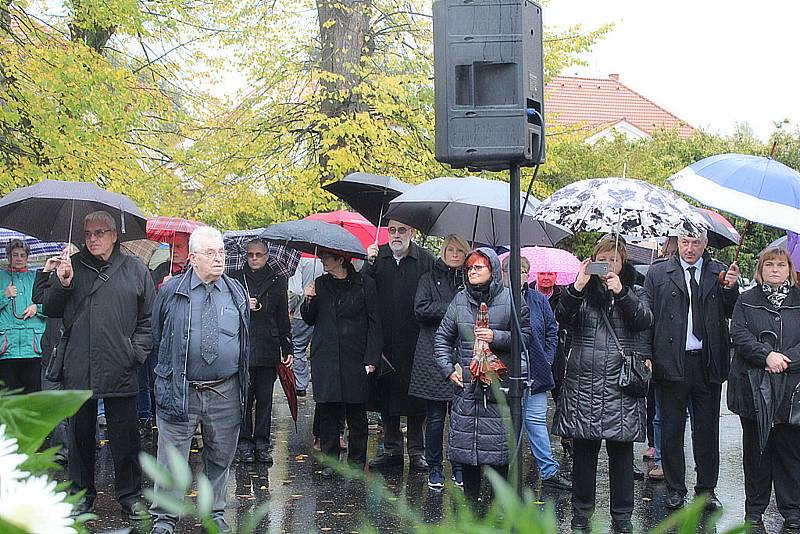 Lékaři ve Žlebech symbolicky pohřbili české ambulantní lékařství.