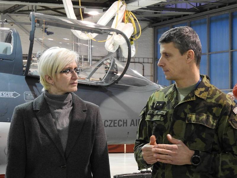 Ministryně obrany Karla Šlechtová navštívila čáslavské letiště.