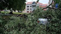 Na kutnohorském náměstí Národního odboje silný vichr odlomil část stromu, ta se zřítila na zaparkované auto.