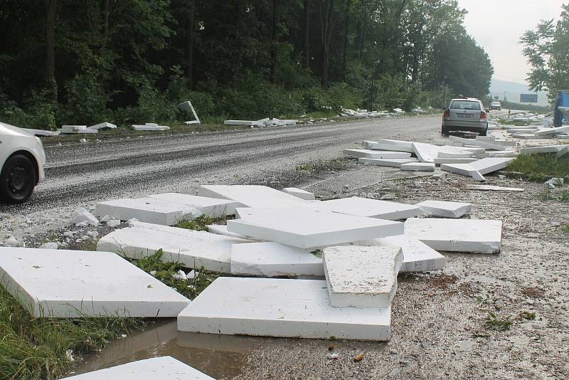 Větrná smršť odfoukla desítky polystyrenových desek.