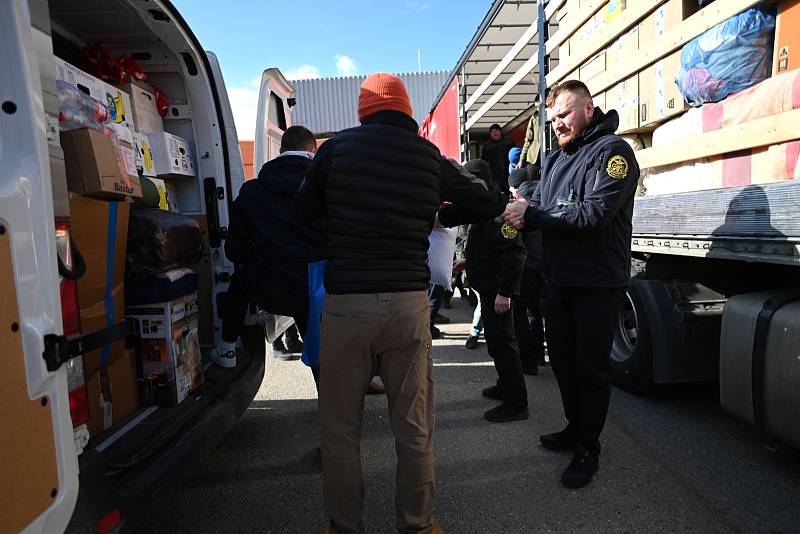 Z předávky humanitární pomoci z Kutné Hory na slovensko-ukrajinské hranici v obci Vyšné Nemecké.