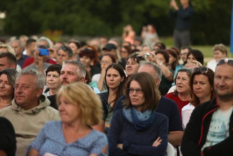 Z koncertní verze muzikálu Čas růží v areálu zámku Kačina ve Svatém Mikuláši.