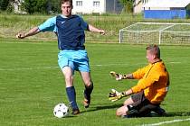 Ondřej Jouza střílí gól Průhonicím, 16. června 2013.