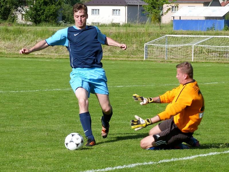 Ondřej Jouza střílí gól Průhonicím, 16. června 2013.