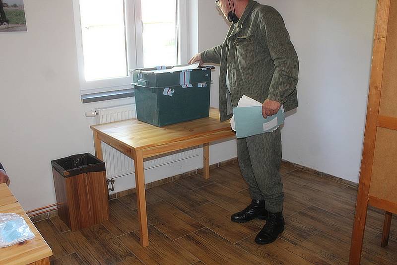Parlamentní volby v hasičské zbrojnici v Neškaredicích.