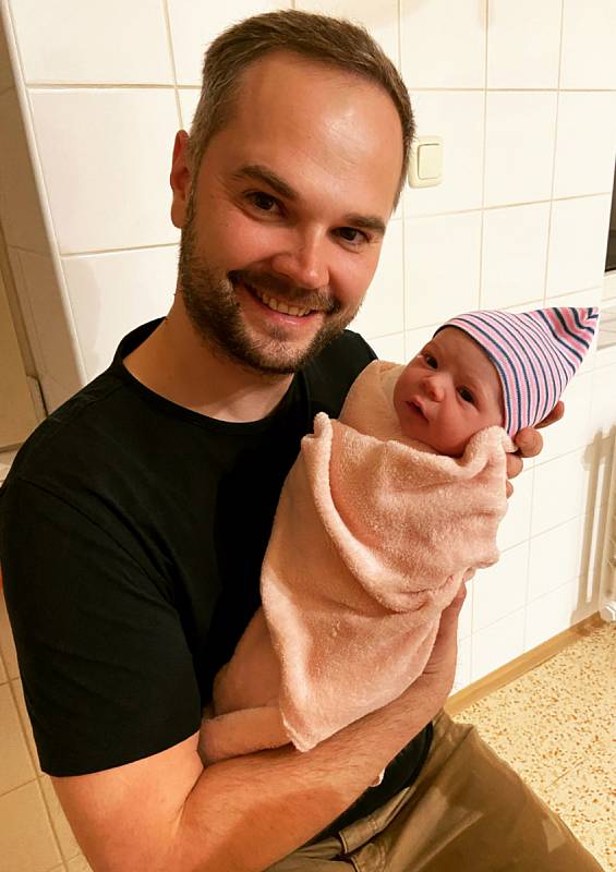 Barbora Pelikánová se narodila 19. března 2022 ve 21.06 hodin v Čáslavi. Vážila 3640 gramů a měřila 52 centimetrů. Domu do Paběnic si jí odvezli maminka Iveta, tatínek Tomáš a tříletá sestřička Terezka.