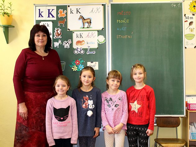 Prvňáčci ze Základní školy v Záboří nad Labem s učitelkou Ivanou Snížkovou ve školním roce 2019/2020.