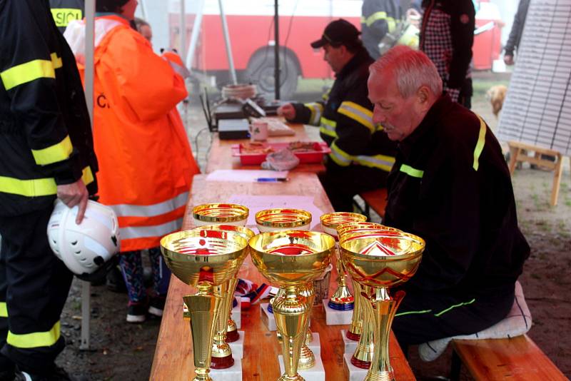 Hasiči zdolávali rozhlednu Vysoká v mlze