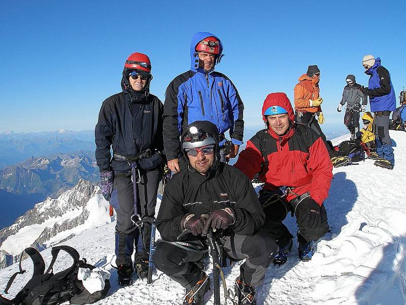 Skupina na vrcholu nejvyšší evropské hory Mont Blanc