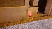 K těžkému ublížení na zdraví s následkem smrti došlo v Bakalářské pivnici v Husově ulici v Kutné Hoře. Tragickou událost připomínají hořící svíčky.