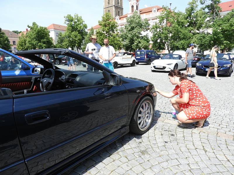 Ze setkání 'kabrioletů' na náměstí Jana Žižky z Trocnova v Čáslavi.